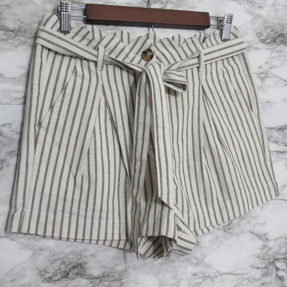 Francesca's Collections Pants - Francesca's Mi ami Linen Blend Belted Shorts Size Small